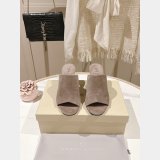 Classic leather heels with precious details