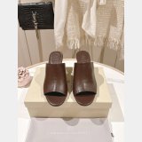 Classic leather heels with precious details